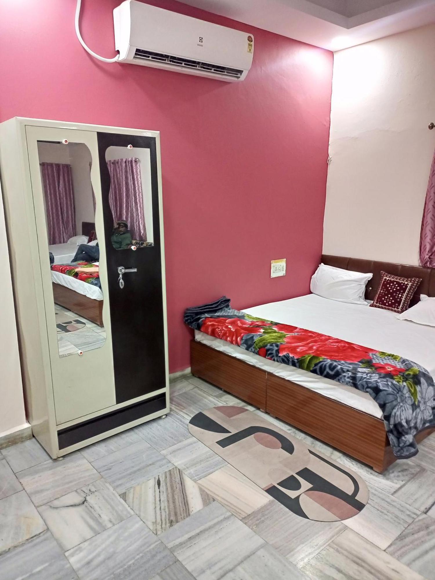 Aashirwad Residency Bed and Breakfast Ujjain Buitenkant foto